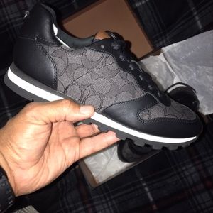 Brand New Women C25 Runner Leather Sneaker Size 6